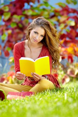 sonbahar park kitap ile güzel kız