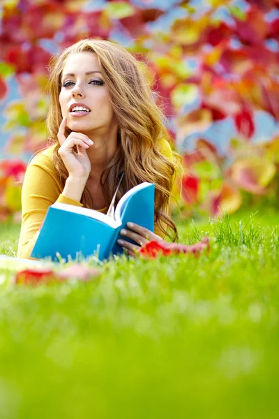 秋の公園で本で美しい少女 — ストック写真