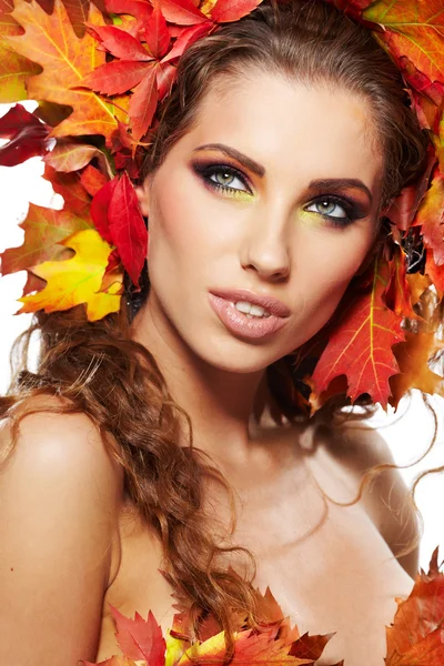 Höstens kvinna. vackra kreativa makeup — Stockfoto