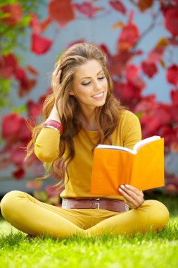 sonbahar park kitap ile güzel kız