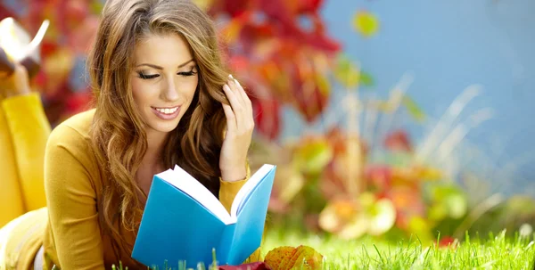 Hermosa chica con libro en el parque de otoño —  Fotos de Stock