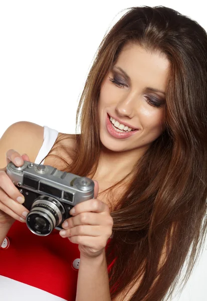 Junge und schöne Frau mit Retro-Kamera — Stockfoto