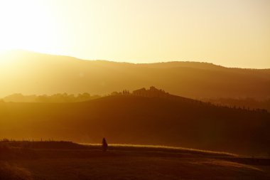Yaz aylarında gün batımında Tuscany'de manzara