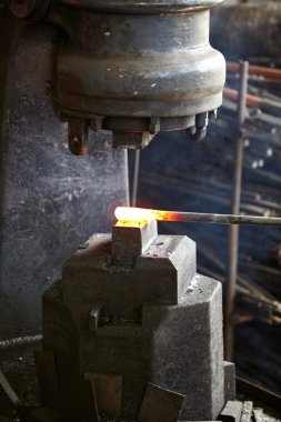akkor öğesinde smithy örs üzerinde