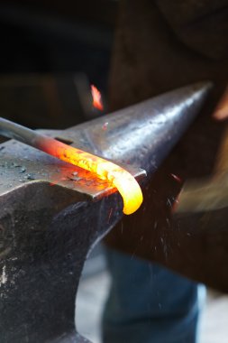 akkor öğesinde smithy örs üzerinde