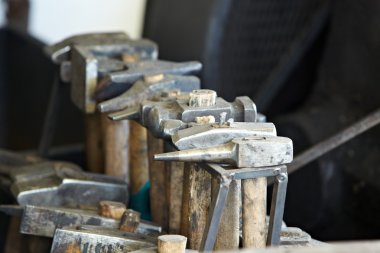 çekiç ve örs bir demirci tarafından kullanılan