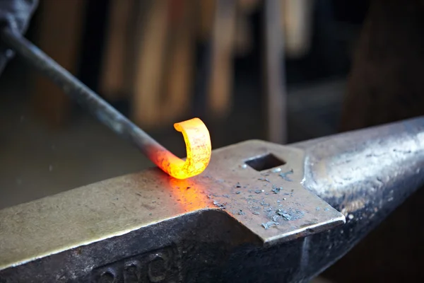 Incandescent element in the smithy on the anvil — Stock Photo, Image