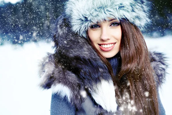 Femme d'hiver sur neige — Photo