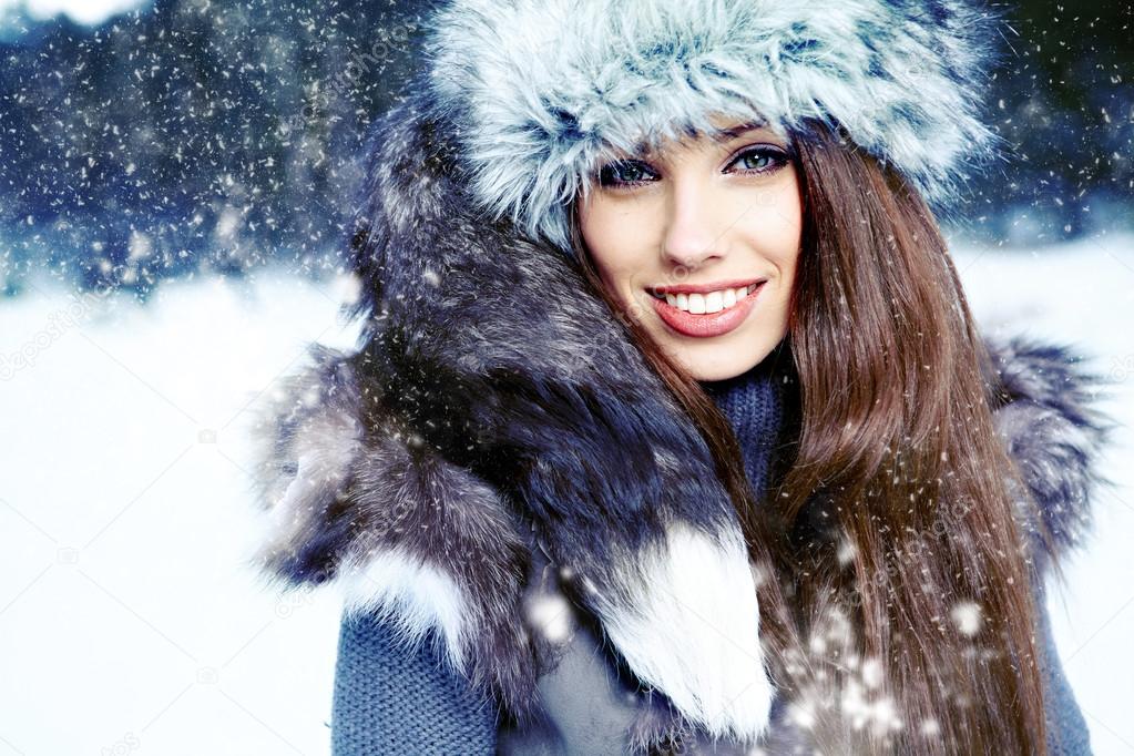 Winter woman on snow — Stock Photo © zoomteam #33751595