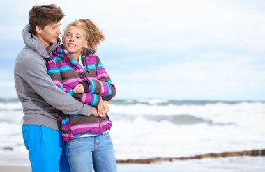 Çift mavi gökyüzü arkasında kıyısında kucaklayan