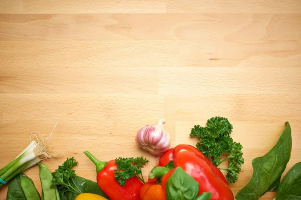 Zelenina na dřevo pozadí — Stock fotografie