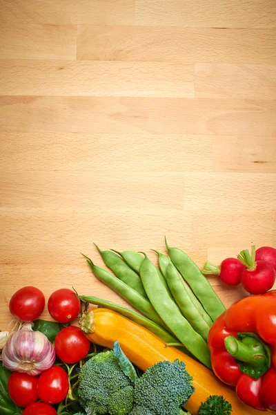 Verduras sobre un fondo de madera — Foto de Stock