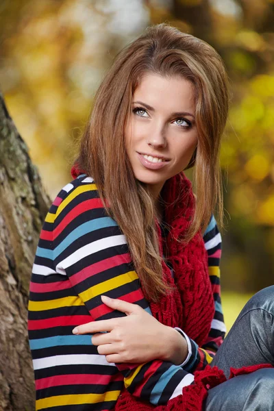 Joven mujer bonita en el parque de otoño —  Fotos de Stock