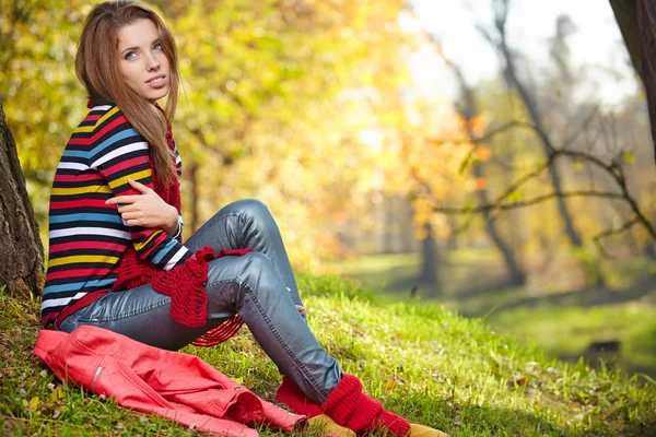 Jovem mulher bonita no parque de outono — Fotografia de Stock