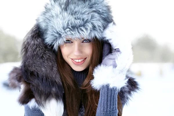 Mujer joven retrato de invierno —  Fotos de Stock