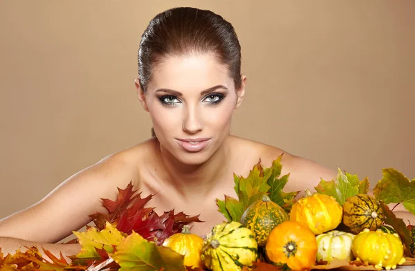 Mulher com abóbora de outono e folhas . — Fotografia de Stock