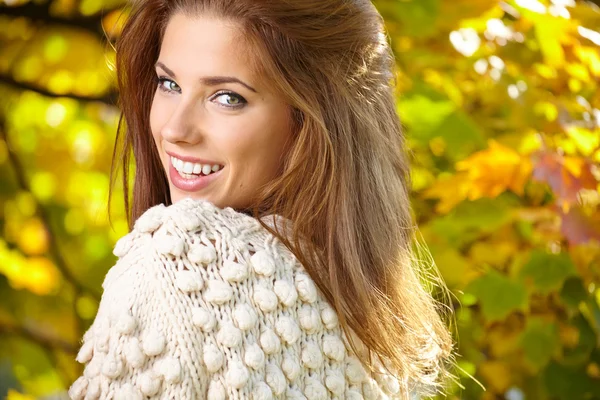 Belle femme élégante debout dans un parc en automne — Photo