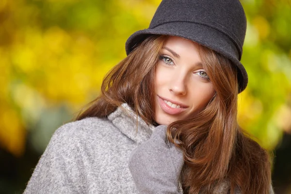Элегантная женщина стоит в парке осенью — стоковое фото