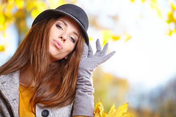 Sonbaharda bir parkta duran zarif kadın — Stok fotoğraf