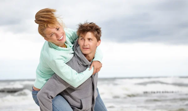 Cuplu îmbrățișând pe coastă — Fotografie, imagine de stoc