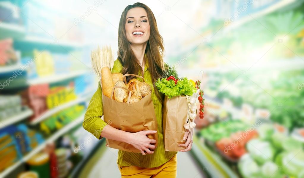 Жена пришла из магазина с продуктами