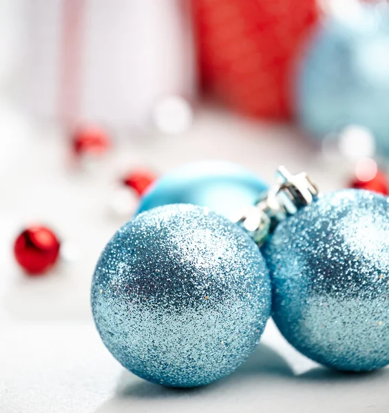 Weihnachtsdekoration, blaue Kugel — Stockfoto