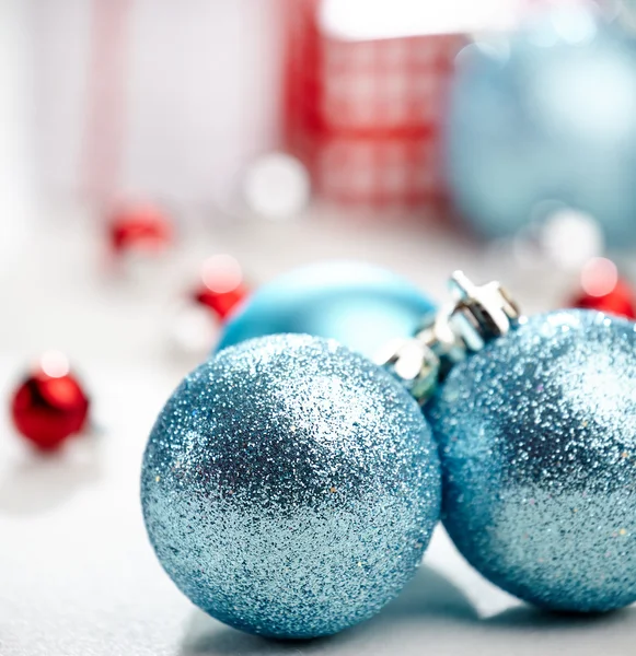 Рождественское украшение, синий шар — стоковое фото
