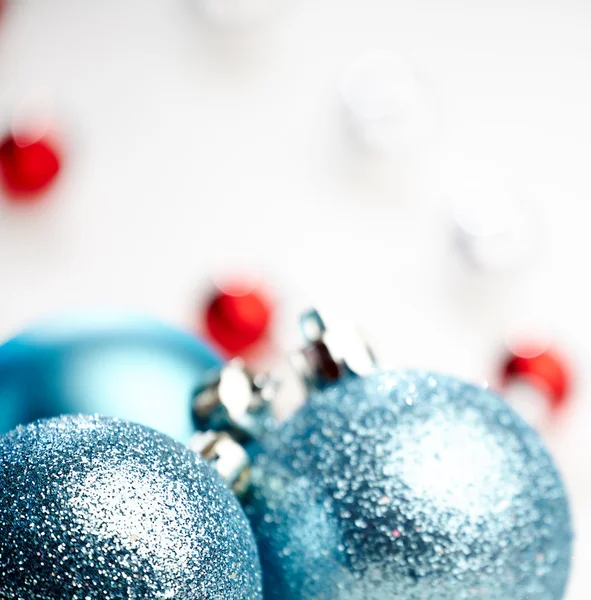 Kerstmis decoratie, blauwe bal — Stockfoto