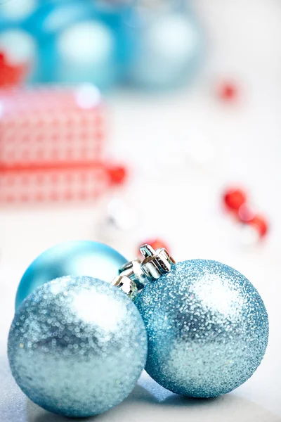 Kerstmis decoratie, blauwe bal — Stockfoto