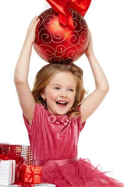 Bambina con regalo di Natale — Foto Stock