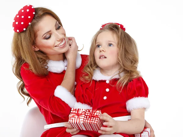 Vrouw en meisje draagt santa claus kostuum — Stockfoto