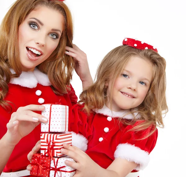 Vrouw en meisje draagt santa claus kostuum — Stockfoto