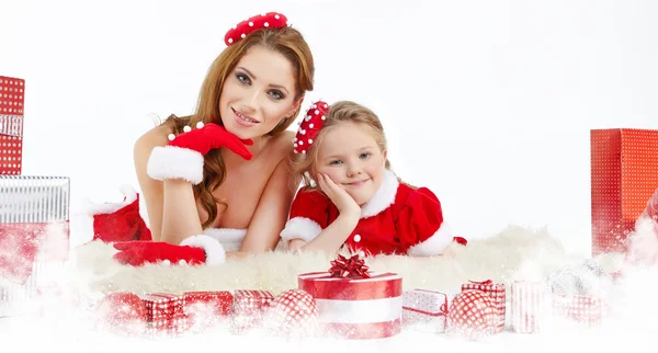 Mulher bonita e menina vestida de traje Papai Noel — Fotografia de Stock
