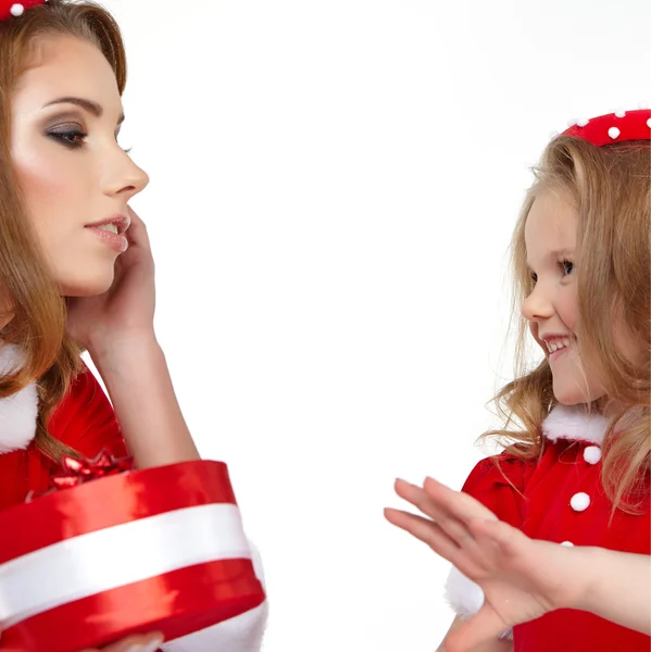 Žena a malá dívka, která nosí santa claus kostým — Stock fotografie