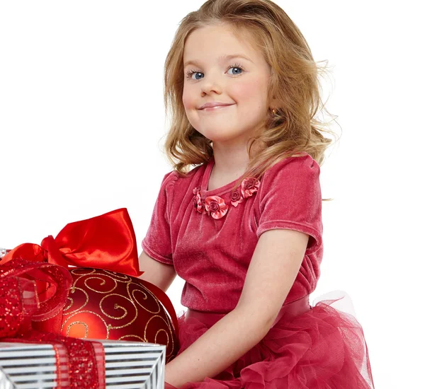 Mała dziewczynka z prezentem świątecznym — Zdjęcie stockowe