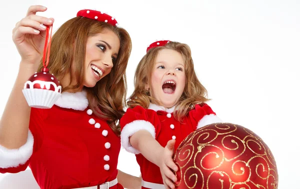 Kobieta i dziewczynka na sobie strój Świętego Mikołaja — Zdjęcie stockowe