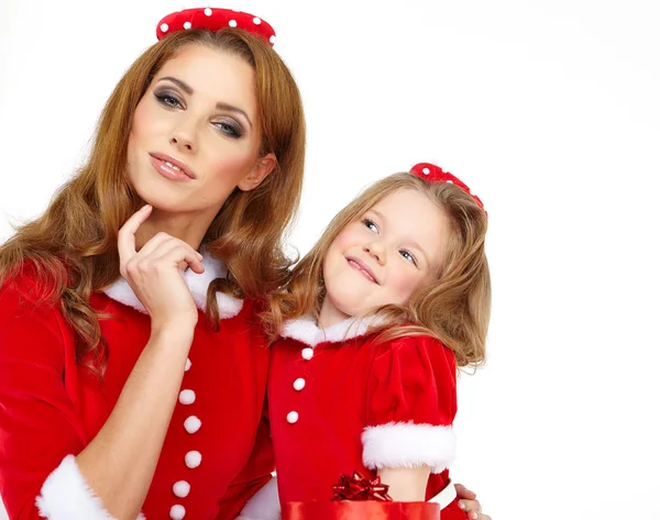 Vrouw en meisje draagt santa claus kostuum — Stockfoto