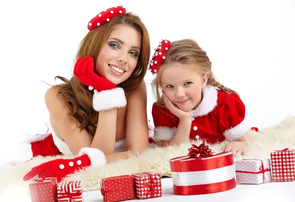 Krásná žena a holčička na sobě kostým santa claus — Stock fotografie