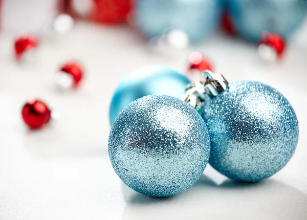 Kerstmis decoratie, blauwe bal — Stockfoto