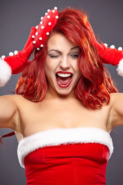 Natal chapéu de Papai Noel retrato da mulher ruiva. Sorrindo menina feliz — Fotografia de Stock