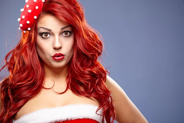 Christmas santa hat redhead vrouw portret. lachende gelukkig meisje — Stockfoto