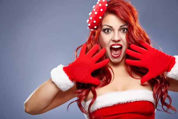 Χριστούγεννα santa καπέλο redhair γυναίκα πορτρέτο. χαμογελά ευτυχισμένος κορίτσι — Φωτογραφία Αρχείου