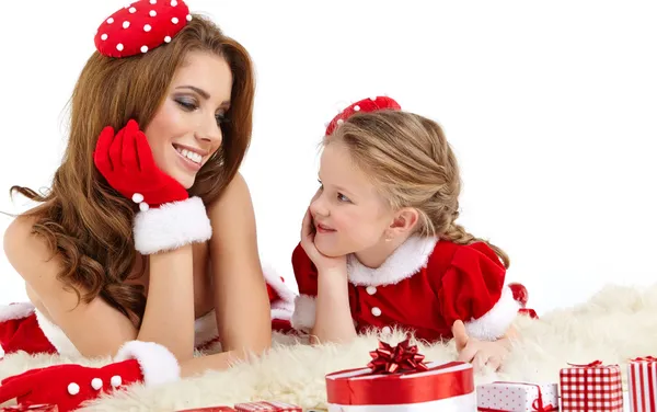 Mooie vrouw en meisje gekleed in santa claus kostuum — Stockfoto