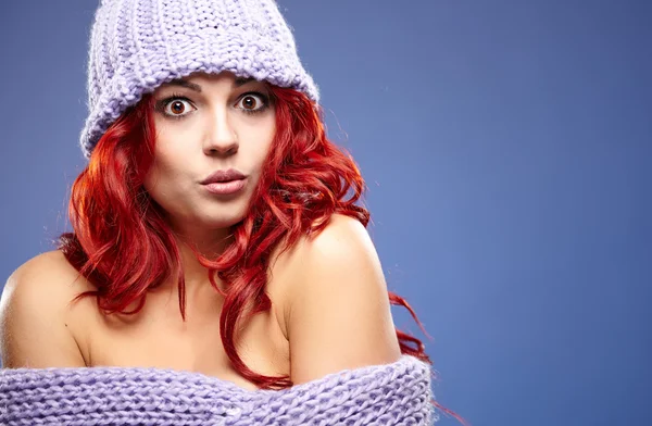 暖かい服装で美しい赤毛の女性 — ストック写真