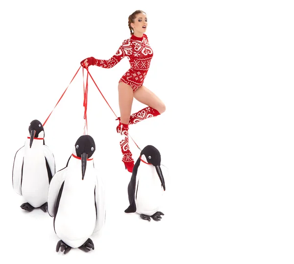 Femme d'hiver marchant avec des pingouins — Photo