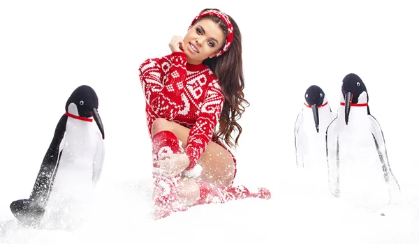 Chica de invierno con pingüino de juguete —  Fotos de Stock