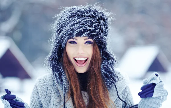 Girl on the winter background — Stock Photo, Image