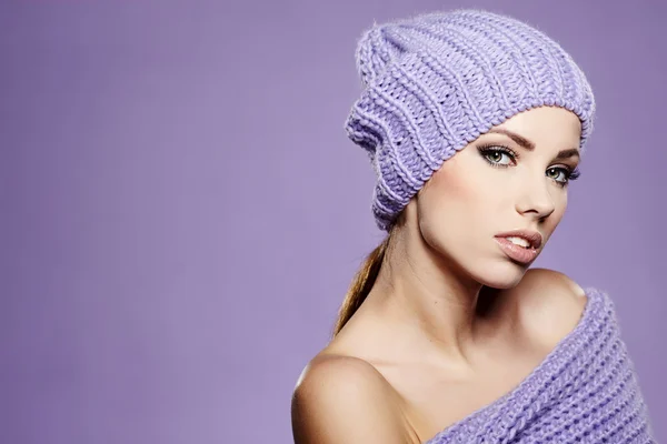 Vintern kvinna i varma kläder — Stockfoto