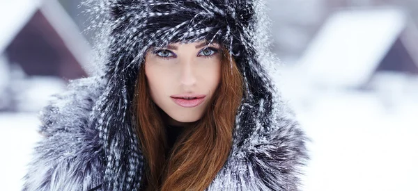 Vrouw in de winter buiten — Stockfoto