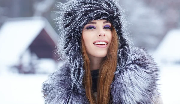 Woman in wintertime outdoor — Stock Photo, Image